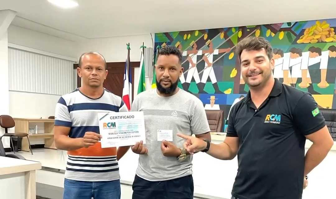 Camacã: Prefeito Paulo do Gás participa da entrega de certificados do curso de máquinas pesadas